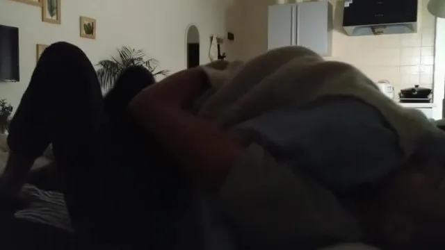 Hoje em dia os alunos sabem brincar mesmo. O jovem casal que mora junto até usa uma grande vaca preta para ajudá-los a fazer sexo, e as meninas não aguentam.