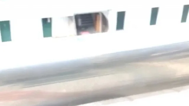 Todo el balcón es mi sala de sexo~ La joven pareja no fue a casa durante las vacaciones, así que tuvieron sexo en el balcón del dormitorio para que toda la escuela pudiera verlos~