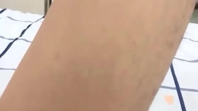 En verano, es hora de salir al aire libre y divertirse ~ La chica genial y de pelo largo no se cansa de tener sexo con su novio en casa, así que incluso va al parque a jugar salvajemente por la noche ~