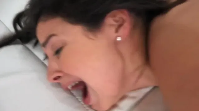Milf rubia sexy tiene sexo con su novio con una polla enorme en casa y termina recibiendo una mamada