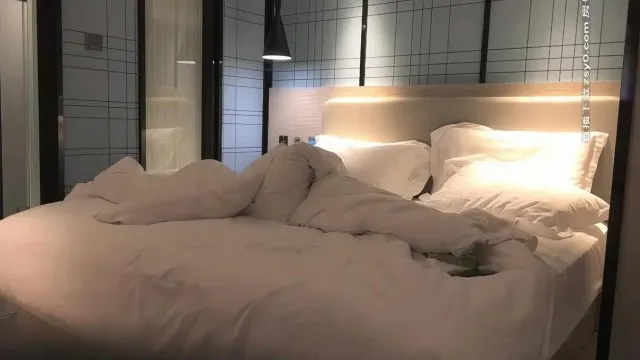 约了个性感网红脸妹子啪啪，互摸调情洗完澡开干骑乘
