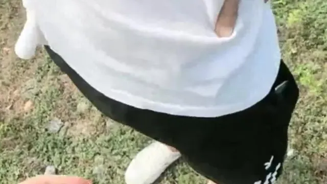 阳光明媚的午后就是要在大自然打一炮，留下爱液的痕迹~
