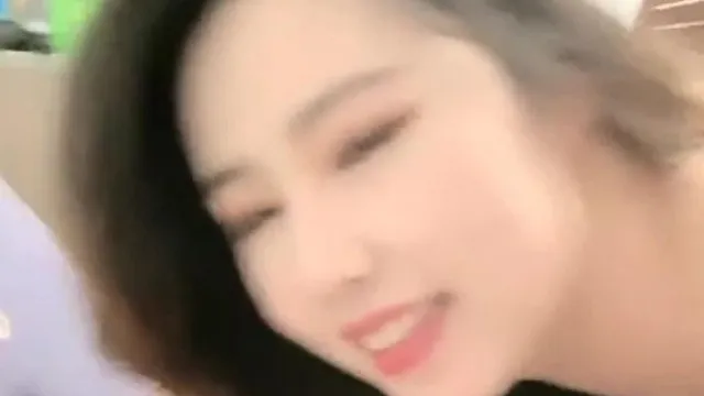 Bai Bai adora comer frango ~ Depois que a linda e sexy jovem terminou de comer a parte superior de sua boca, ela deixou seu buraco interno inferior comer o frango