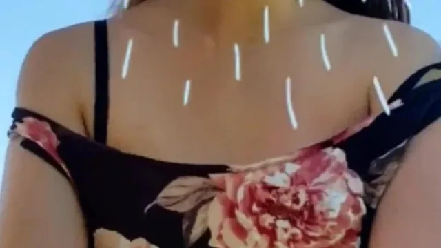 大白天与老婆在草地晒太阳，谁知她慾火焚身直接骑上来~