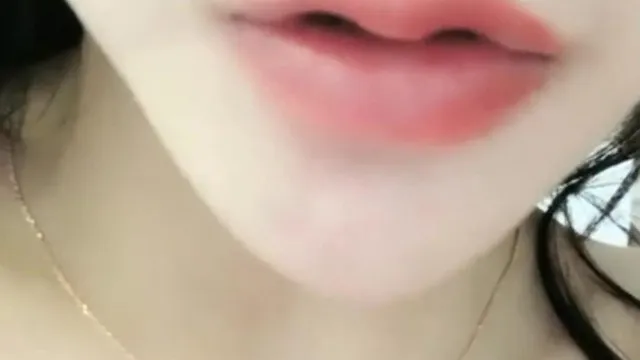 Una chica de pelo largo y pechos grandes pide cita para tener sexo en vivo. Se frota tanto los pechos que se siente muy sexy~.