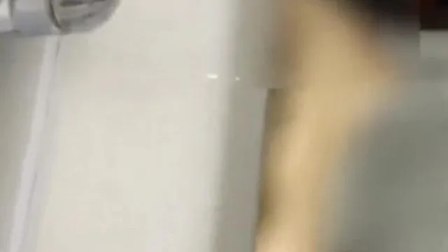 性爱成瘾的网红押尾猫~ 与炮友在浴室无套激情肏干