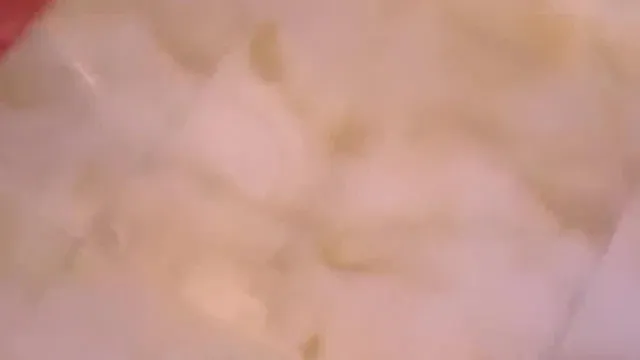 Afin d'obtenir un nouveau téléphone portable, l'étudiante aux beaux seins a docilement enfilé des bas noirs et est allée à la mer pour baiser les autres ~