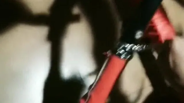 和SM向女同事约到情趣酒店啪啪，还用了八爪椅尝试各种姿势及道具超刺激~