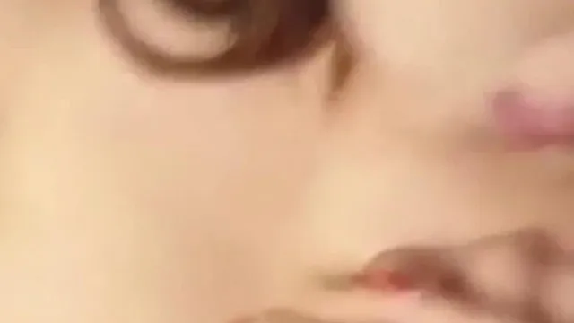 眼鏡哥與老婆啪啪開直播，誰知嫂子太騷了竟有網友留言求付費打砲~
