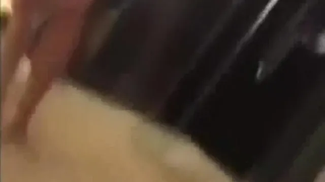 老婆被单人小哥激情浪操！老公不在家当然要放蕩一下！