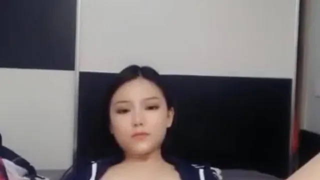 在妈妈的床上开直播！床上湿湿的妈妈会不会发现？