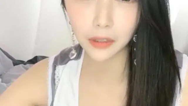 正妹直播主胸前超深事业线！哥哥我要跑车才会脱！
