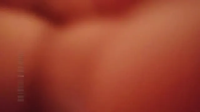 ¡Se nota el cabello negro de la hermana de medio tiempo! ¡El hermano pequeño le jaló el pelo y la obligó a comer pollo!