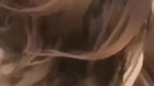 小区人妻偷偷来，长髮飘逸等着哥哥后入！