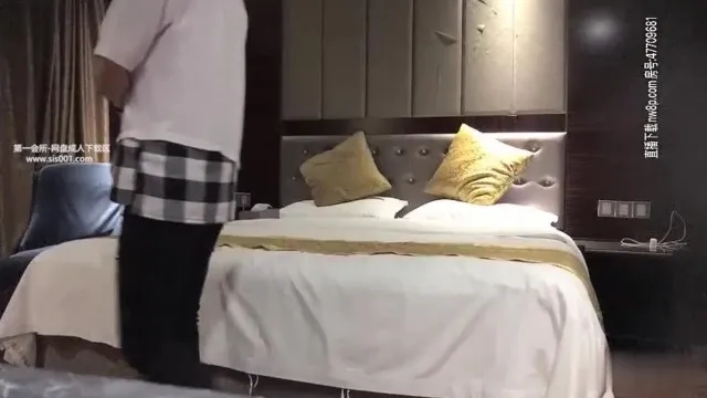 Se filtró el video sincero de llamar a una gallina ~ A la pelinegra de piernas largas le gusta tener sexo con las luces apagadas