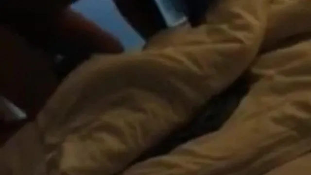 酒吧直接带回家！床上怎么有三个人？