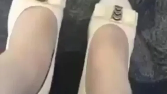 北京银行孙滢最新流出！公园里晒脚脚，哥哥喜欢我就继续露！