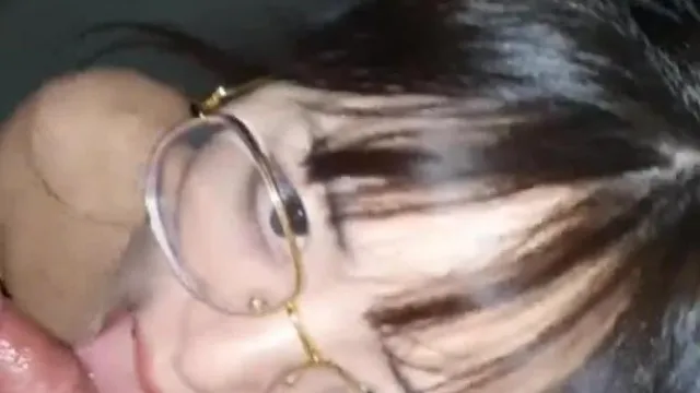 A inocente e sexy colegial ajuda o namorado a lamber o pau na escada! Sopre seu pênis suavemente ~ Baby, você é tão bom!