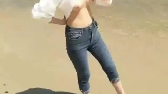 找了个没人的地方激情口交！吹着海风吹着鸡巴，大白浆冒出来了！