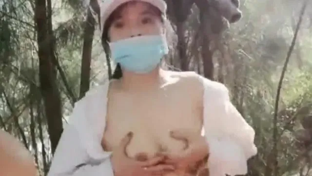 精瘦小哥户外伺候姐妹花，轮流舔大鸡巴，躺在草地上享受骚女的嫩穴轮操！