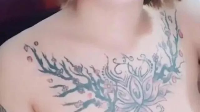 露奶裸聊还抽菸！坏女孩搓揉美胸！