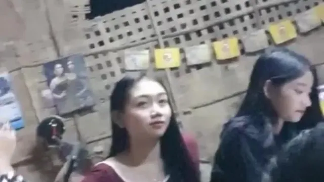 Las 300 concubinas de Yunnan seleccionaron a una chica sexy con buena apariencia y buena figura. ¡Abrió las piernas y atacó con fuerza hasta quedar cubierta de sudor!