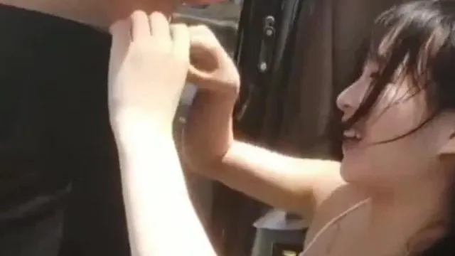 看到雞雞直接笑出來，突然癢了直接停車吹簫！