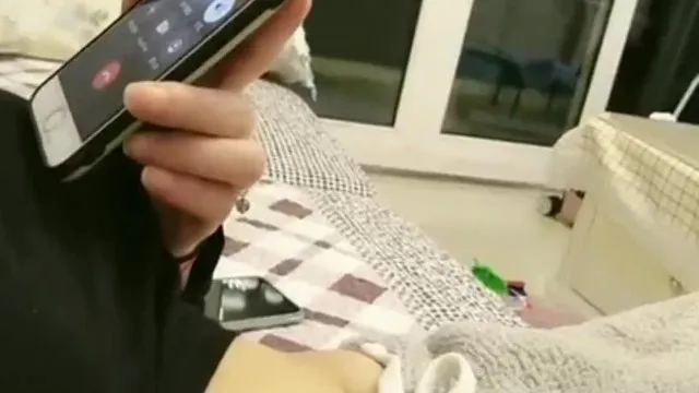 嫂子卖包子~大哥很猛衣服不脱直接操起来~边干边脱就是省时间~