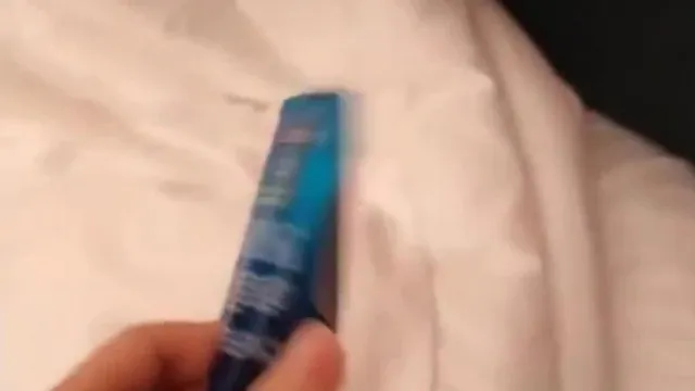 样貌清纯的漂亮妹妹故意勾引前来外卖小哥，不操白不操~美女错过就没了~