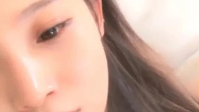 爱笑的眼睛，清纯脸孔魔鬼身材！