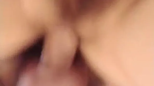 大二学妹宾馆约啪露脸吃了性药就开干，口活给力精彩深喉，舔得大鸡巴好硬床上各种体位把小骚逼送上高潮