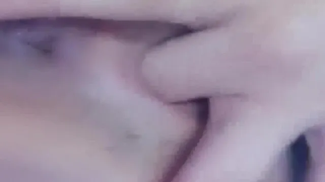夜晚蝉鸣蛙叫芳华的女孩身体已有了变化葱绿的森林阴门阴毛疏松成长手指插进去干涸的阴田湿润了