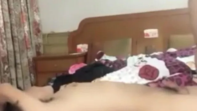 業界に不慣れな若い女の子がハンサムな男の子に顔に中出しされました。多くのネチズンがナイトパックの料金について質問しました。
