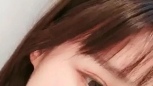 高颜值短发萌妹子KIKI道具黑屌骑乘玻璃棒抽插跳蛋震动高潮喷水呻吟大声非常诱人