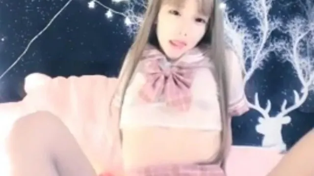 奶油甜心苗条妹子性感黑丝开档道具自慰，跳蛋塞入翘屁股震动棒抽插特写