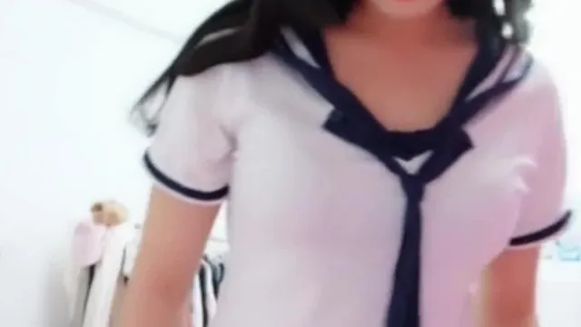 清纯姐姐为人不知的一面，穿上校服淫荡滴喊着好想要，人家下面发烫热热的水流出来了，好想要 嗯~啊~嗯