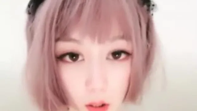 是小雨啊气质白皙眼镜妹子全裸自慰，大白奶子假吊抽插上位骑坐掰穴特写