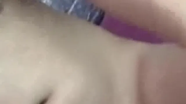 快手上的漂亮小萝莉，在服装店试衣间脱光，揉胸抠穴摸得轻声呻吟，00后玩得就是这份刺激，配上快手生活视频观赏更佳