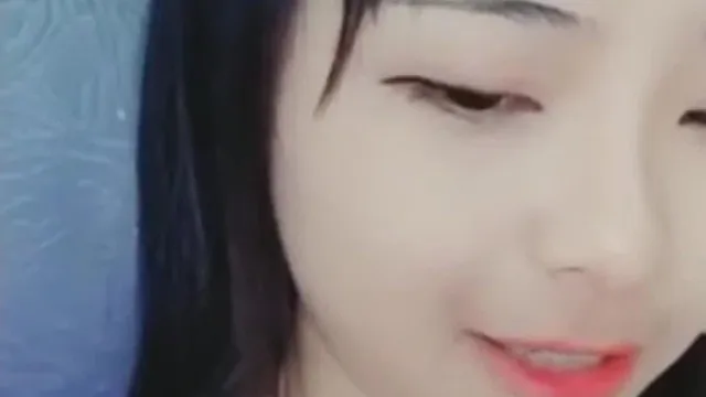 高顏值童顏巨乳妹雙人啪啪 舔硬後入抽插男的幾下就軟無法滿足只能舔 很是誘惑不要錯過