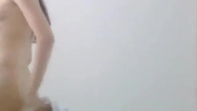 Elle pose et taquine sa chatte, les tétons roses et les poils pubiens clairsemés deviennent de plus en plus excitants.