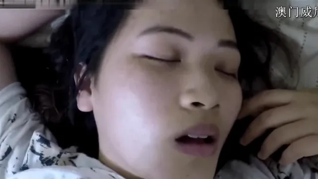 灌醉嫂子无套抽插一线天小嫩B 内射浓浓的精液