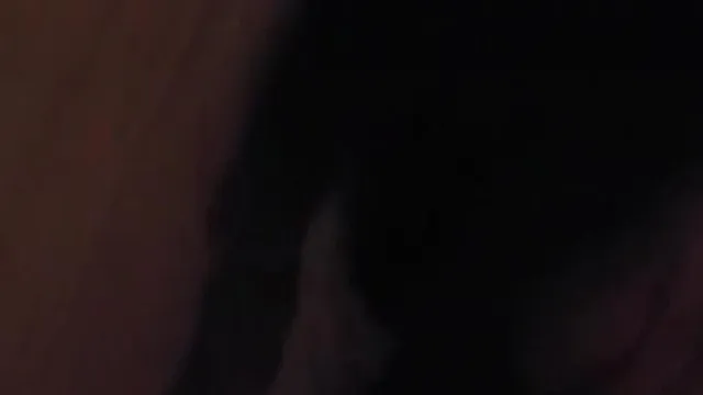 可爱妹子聚会上被人下药带到酒店玩弄，把精液灌进了妹子嘴里最后又从嘴角流了出来