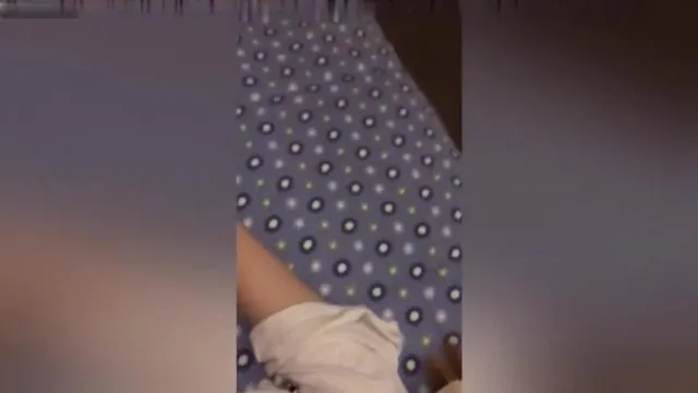 01年漂亮女生惨遭下药，小穴和菊花都被肥佬短小的鸡巴无情插入，最后还把精液射在小穴上 (1)