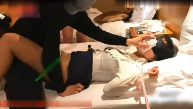 Xiaoyu, uma linda âncora usando meias finas e minissaia, foi fodida por dois fãs alternadamente depois de beber demais