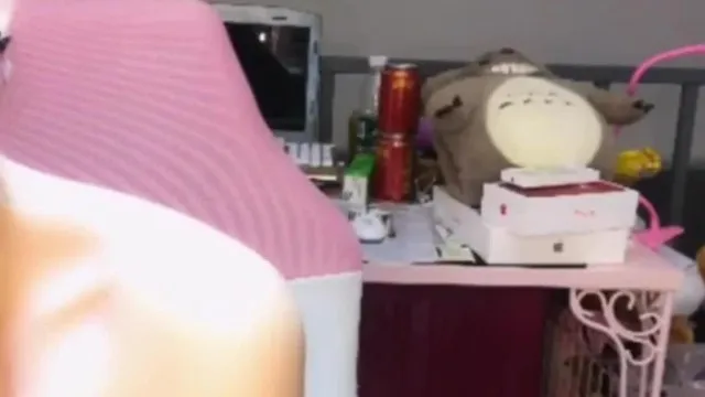 El lindo y hermoso bebé del presentador está jugando lindo y siendo travieso, y tiene un gran regalo con sus manos.