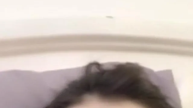 可爱白皙的女孩把自己自慰到潮吹