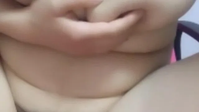 [Fuite d'une ancre chinoise] Une fille rondelette aux gros seins se montre nue et se touche. Elle écarte la chatte sur une chaise et y insère ses doigts. C'est très tentant. il.