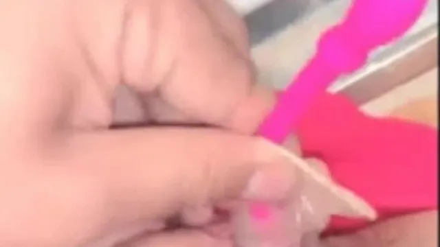 瘋狂大三學生妹涵玥玩真實直播家中無人勾引表弟到衛生間激烈做愛 做一半摘了套套直接操最後