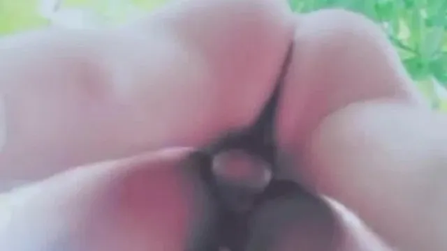 Dos chicas post-2000 que parecen chicas de pueblo y un joven con una polla bastante grande fueron a jugar un juego salvaje a las montañas y al bosque.