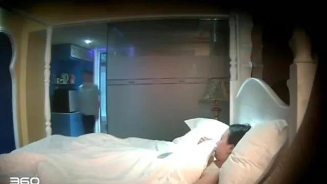 社会小情侣开房打炮 女主很美 换的姿势也不少 干完之后抽根烟赛过活神仙(1)